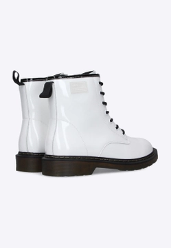 BOTKI DAMSKIE ZE SKÓRY LAKIEROWANEJ GOE II2N4051