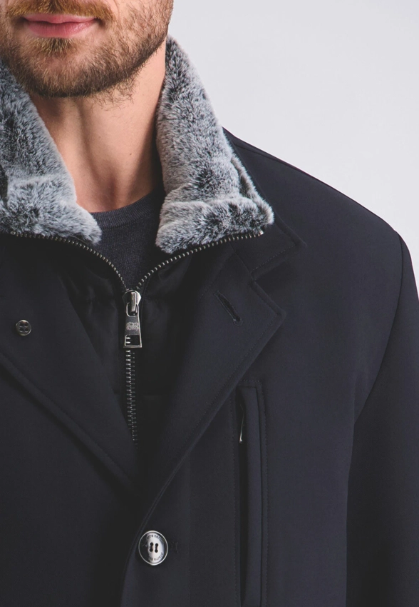 PŁASZCZ MĘSKI Z ODPINANĄ WASTAWKĄ Z FUTRZANYM KOŁNIERZEM PIERRE CARDIN C8 10183 0122