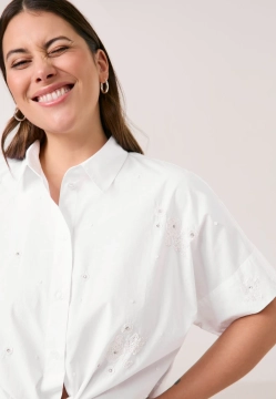 KOSZULA DAMSKA Z APLIKACJAMI SAMOON 660621-21130