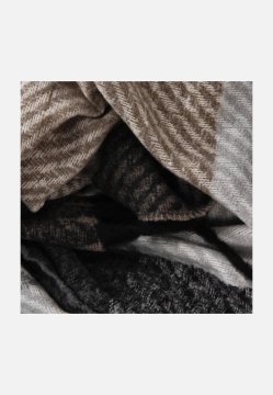 SZAL DAMSKI Z WISKOZY I WEŁNY Z FRĘDZLAMI YINJ538