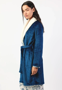 KRÓTKI POLAROWY SZLAFROK DAMSKI Z TŁOCZONYM WZOREM ADMAS 67296