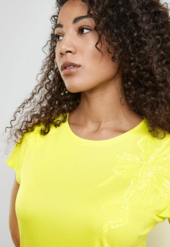 T-SHIRT DAMSKI Z CEKINOWĄ OZDOBĄ TAIFUN 571339-16138