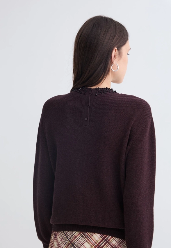 SWETER DAMSKI Z OZDOBNYM DEKOLTEM YERSE 43656