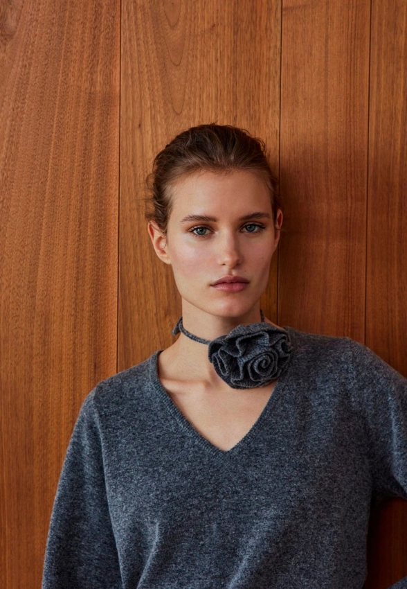 SWETER DAMSKI Z MIESZAKI WEŁNY Z KWIATOWĄ APLIKACJĄ YERSE 43654