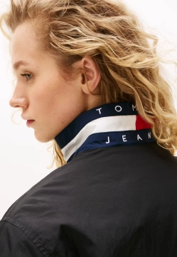 KURTKA DAMSKA Z LOGO NA KOŁNIERZU TOMMY JEANS DW0DW21436