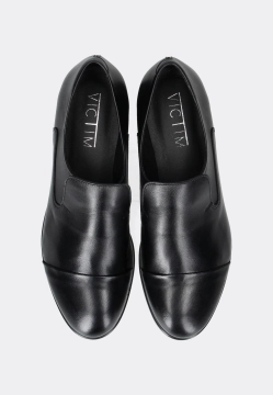 PÓŁBUTY NA PŁASKIM OBCASIE MARKI VICTIM B-4371