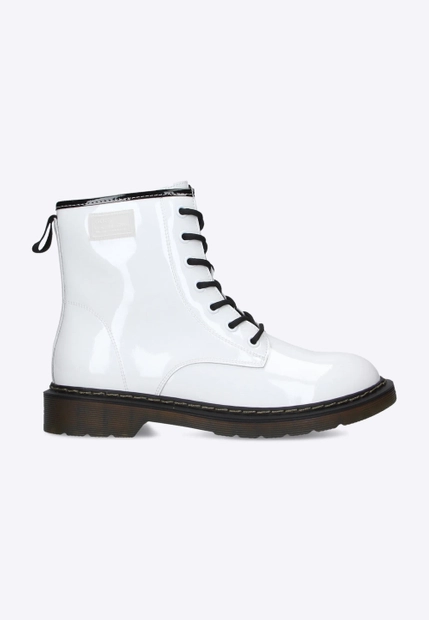 BOTKI DAMSKIE ZE SKÓRY LAKIEROWANEJ GOE II2N4051