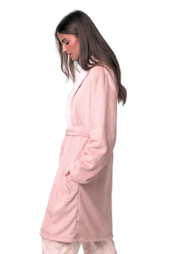 KRÓTKI POLAROWY SZLAFROK DAMSKI Z TŁOCZONYM WZOREM ADMAS 67296