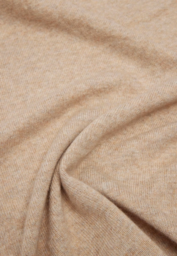 SZAL DAMSKI GUESS AW5437 POL03