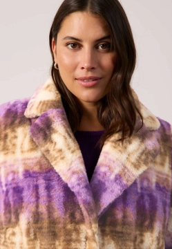 KRÓTKI PŁASZCZ DAMSKI ZE SZTUCZNEGO FUTERKA SAMOON 550515-21631