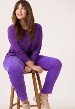 SWETER DAMSKI Z FALISTYMI BRZEGAMI SAMOON 572517-25504