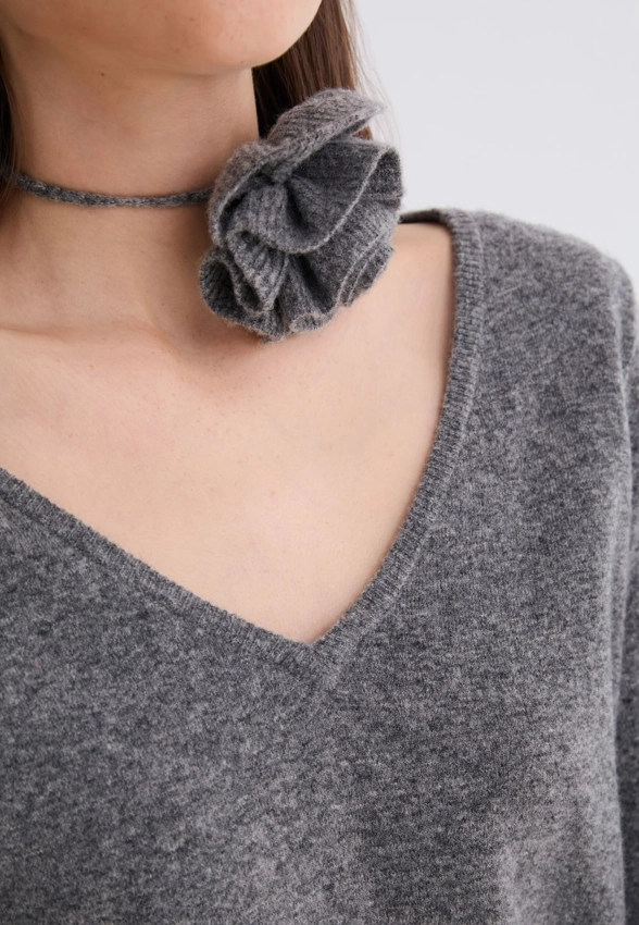 SWETER DAMSKI Z MIESZANKI WEŁNY Z KWIATOWĄ APLIKACJĄ YERSE 43654