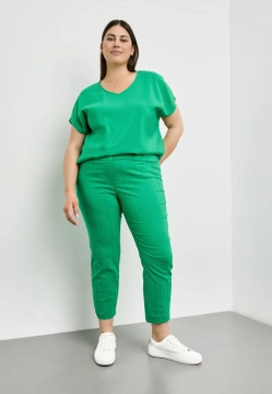 ELASTYCZNE SPODNIE DAMSKIE 3/4 ZE STRUKTURĄ W PASKI SAMOON 420023-21307