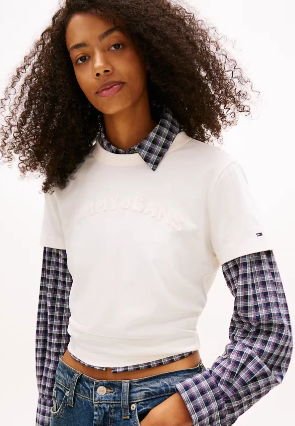 T-SHIRT DAMSKI Z KRÓTKIM RĘKAWEM TOMMY JEANS DW0DW22458