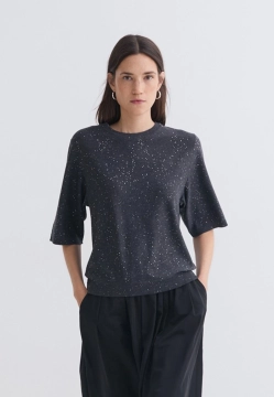 SWETER DAMSKI Z KRÓTKIM RĘKAWEM OZDOBIONY DROBNYMI CEKINAMI YERSE 43668