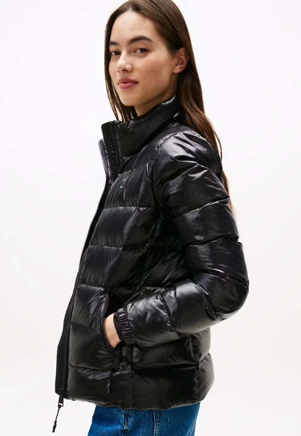 BŁYSZCZĄCA PUCHOWA KURTKA DAMSKA TOMMY JEANS DW0DW21618