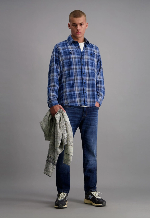 KOSZULA MĘSKA Z DŁUGIM RĘKAWEM W KRATĘ PIONIEER P1 40249 0000