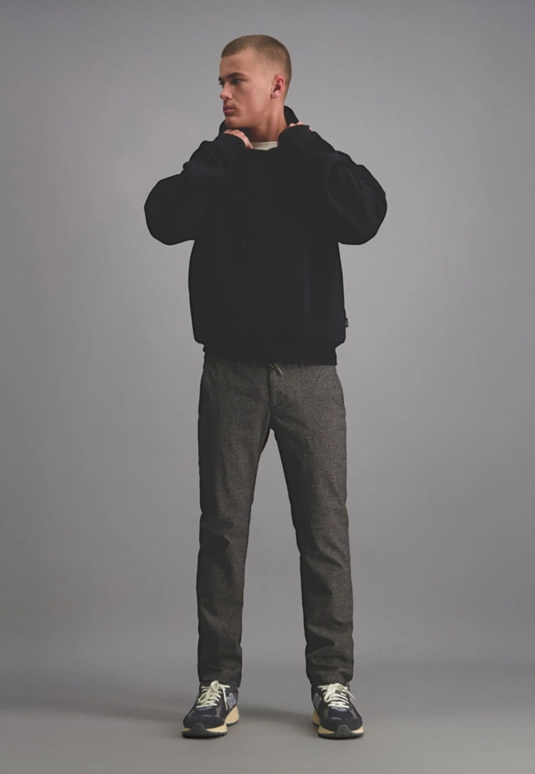 BLUZA MĘSKA Z KAPTUREM PIONIEER P1 30067 0000