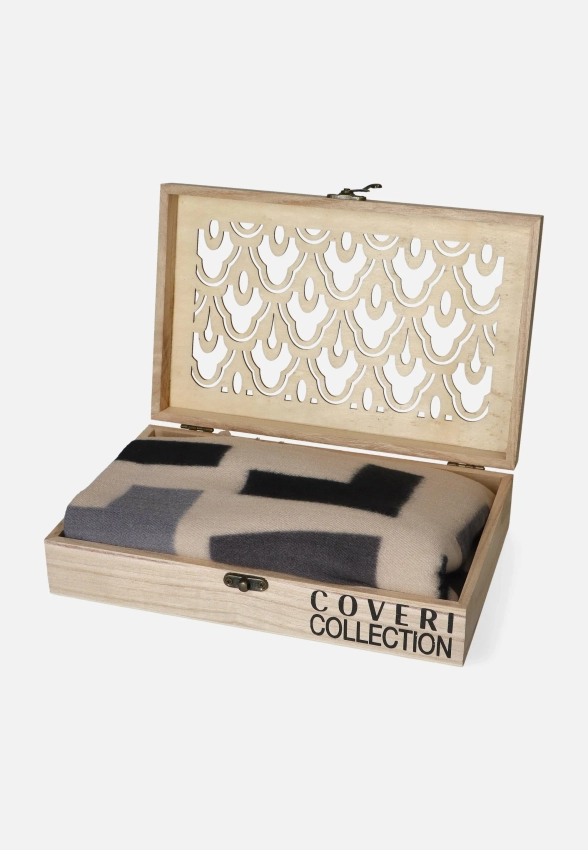 SZAL DAMSKI Z GEOMETRYCZNYM WZOREM I FRĘDZLAMI COVERI COLLECTION 252701