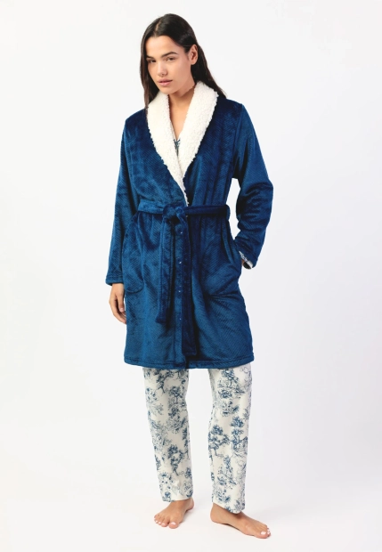 KRÓTKI POLAROWY SZLAFROK DAMSKI Z TŁOCZONYM WZOREM ADMAS 67296