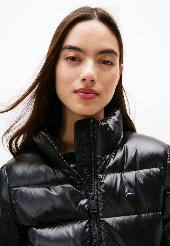 BŁYSZCZĄCA PUCHOWA KURTKA DAMSKA TOMMY JEANS DW0DW21618