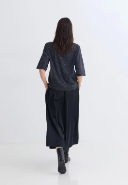 SWETER DAMSKI Z KRÓTKIM RĘKAWEM OZDOBIONY DROBNYMI CEKINAMI YERSE 43668