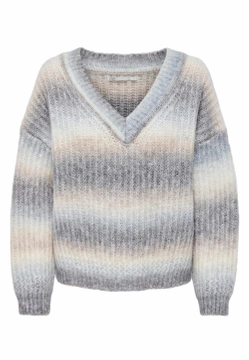 DAMSKI SWETER Z DEKOLTEM W SEREK Z MOTYWEM OMBRE ONLY 15267414