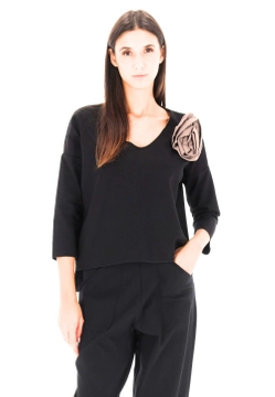 BLUZA DAMSKA Z OZDOBNYM KWIATKIEM EKS 96630