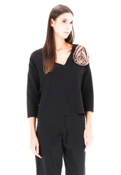 BLUZA DAMSKA Z OZDOBNYM KWIATKIEM EKS 96630