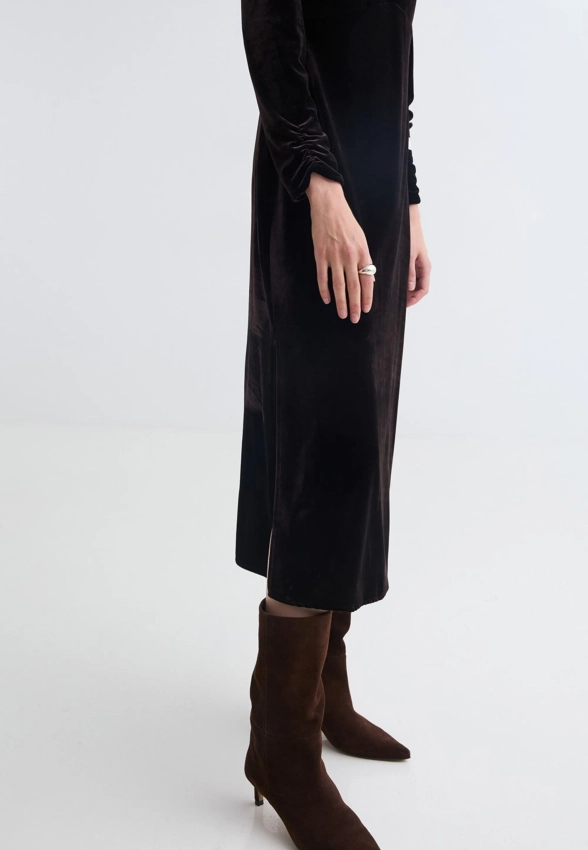 AKSAMITNA SUKIENKA DAMSKA MIDI Z DŁUGIM RĘKAWEM YERSE 43674