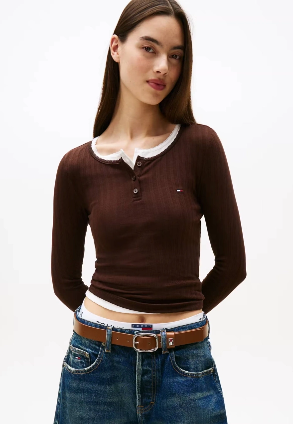 T-SHIRT DAMSKI Z DŁUGIM RĘKAWEM I KORONKOWYM WYKOŃCZENIEM TOMMY JEANS DW0DW21575