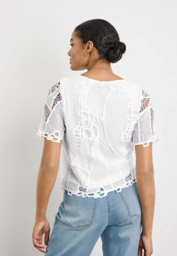 BLUZKA DAMSKA Z KORONKI TAIFUN 571382-16245
