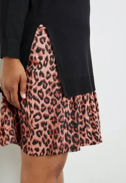 DZIANINOWA SUKIENKA ZE WZOREM W PANTERKĘ NA DOLE SAMOON 382201-25309