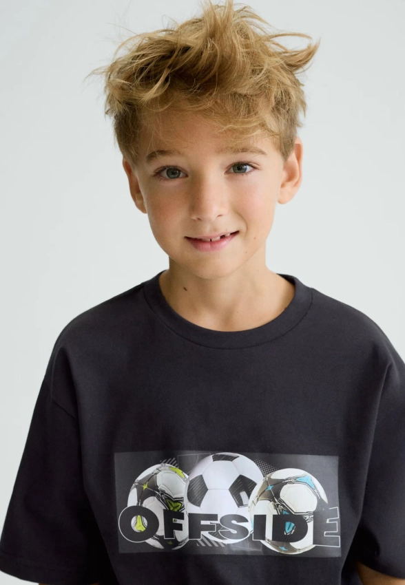 T-SHIRT CHŁOPIĘCY Z KRÓTKIM RĘKAWEM I NADRUKIEM MAYORAL 6033