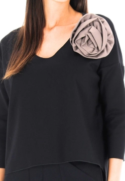 BLUZA DAMSKA Z OZDOBNYM KWIATKIEM EKS 96630