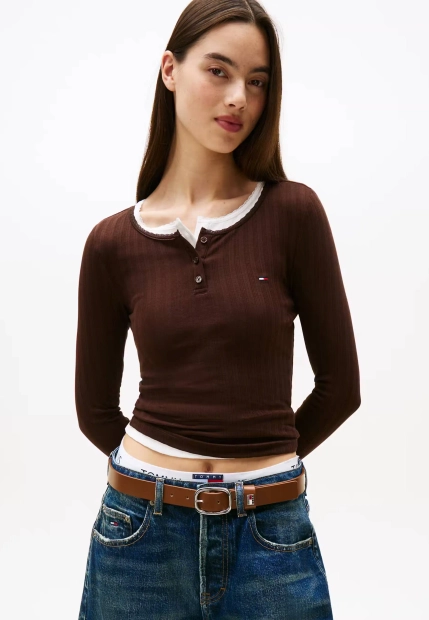 T-SHIRT DAMSKI Z DŁUGIM RĘKAWEM I KORONKOWYM WYKOŃCZENIEM TOMMY JEANS DW0DW21575