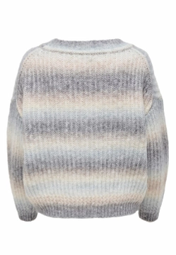 DAMSKI SWETER Z DEKOLTEM W SEREK Z MOTYWEM OMBRE ONLY 15267414