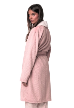 KRÓTKI POLAROWY SZLAFROK DAMSKI Z TŁOCZONYM WZOREM ADMAS 67296