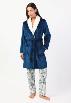 KRÓTKI POLAROWY SZLAFROK DAMSKI Z TŁOCZONYM WZOREM ADMAS 67296