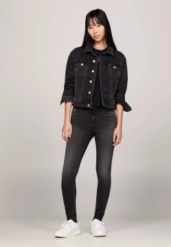 OBCISŁE JEANSY DAMSKIE ZE ŚREDNIM STANEM TOMMY JEANS DW0DW17150