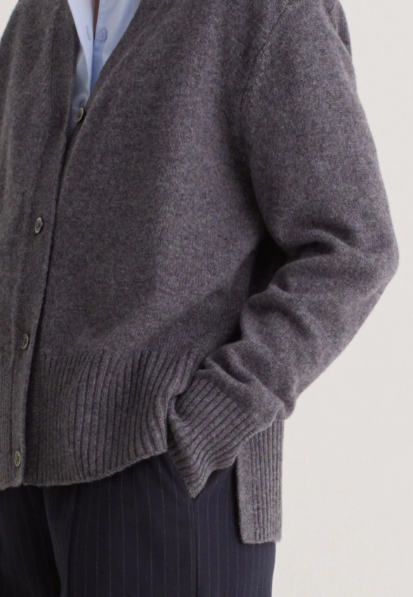 SWETER DAMSKI ZAPINANY NA GUZIKI YERSE 43538