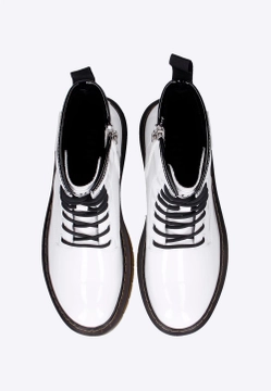 BOTKI DAMSKIE ZE SKÓRY LAKIEROWANEJ GOE II2N4051