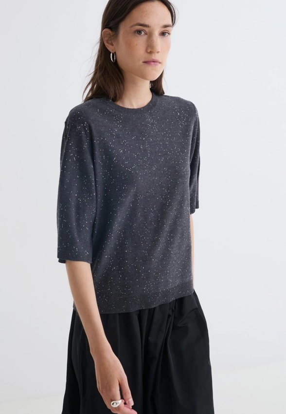 SWETER DAMSKI Z KRÓTKIM RĘKAWEM OZDOBIONY DROBNYMI CEKINAMI YERSE 43668