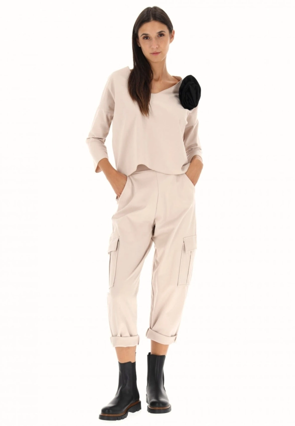 BLUZA DAMSKA Z OZDOBNYM KWIATKIEM EKS 96630