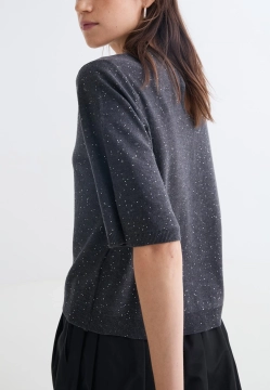 SWETER DAMSKI Z KRÓTKIM RĘKAWEM OZDOBIONY DROBNYMI CEKINAMI YERSE 43668