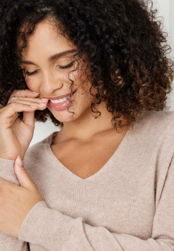 SWETER Z DEKOLTEM W SEREK Z WEŁNY Z DOMIESZKĄ KASZMIRU GERRY WEBER 770529-44709