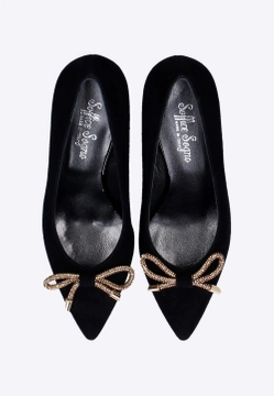 CZÓŁENKO DAMSKIE ZE SKÓRY ZAMSZOWEJ Z OZDOBNĄ ZŁOTĄ KOKARDĄ SOFFICE SOGNO I22810