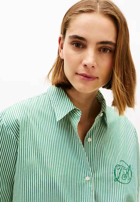 KOSZULA DAMSKA O KROJU OVERSIZE Z HAFTEM Z LOGO TOMMY HILFIGER WW0WW48190