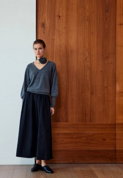 SWETER DAMSKI Z MIESZANKI WEŁNY Z KWIATOWĄ APLIKACJĄ YERSE 43654