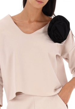 BLUZA DAMSKA Z OZDOBNYM KWIATKIEM EKS 96630